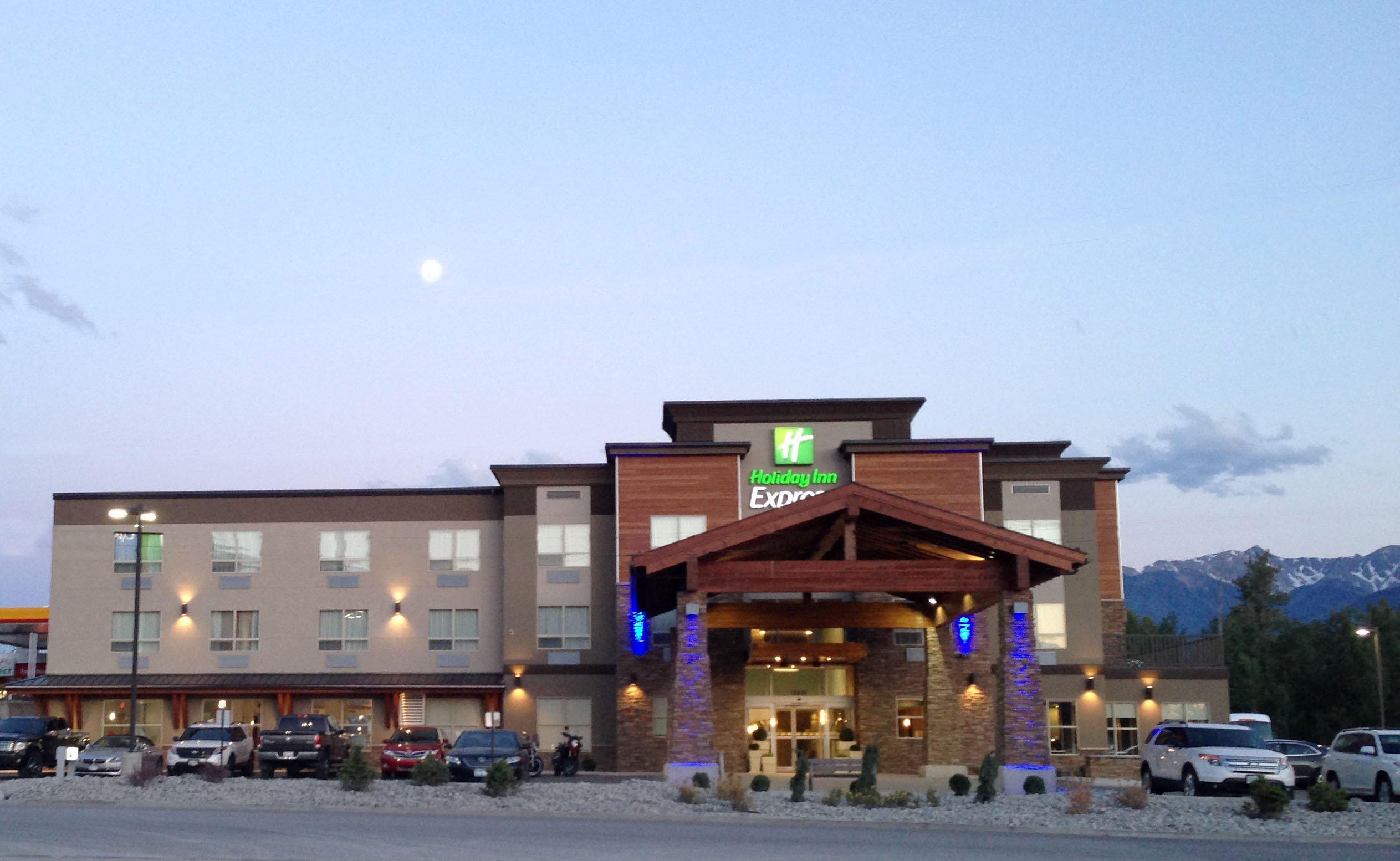 Holiday Inn Express Golden-Kicking Horse, An Ihg Hotel Bagian luar foto