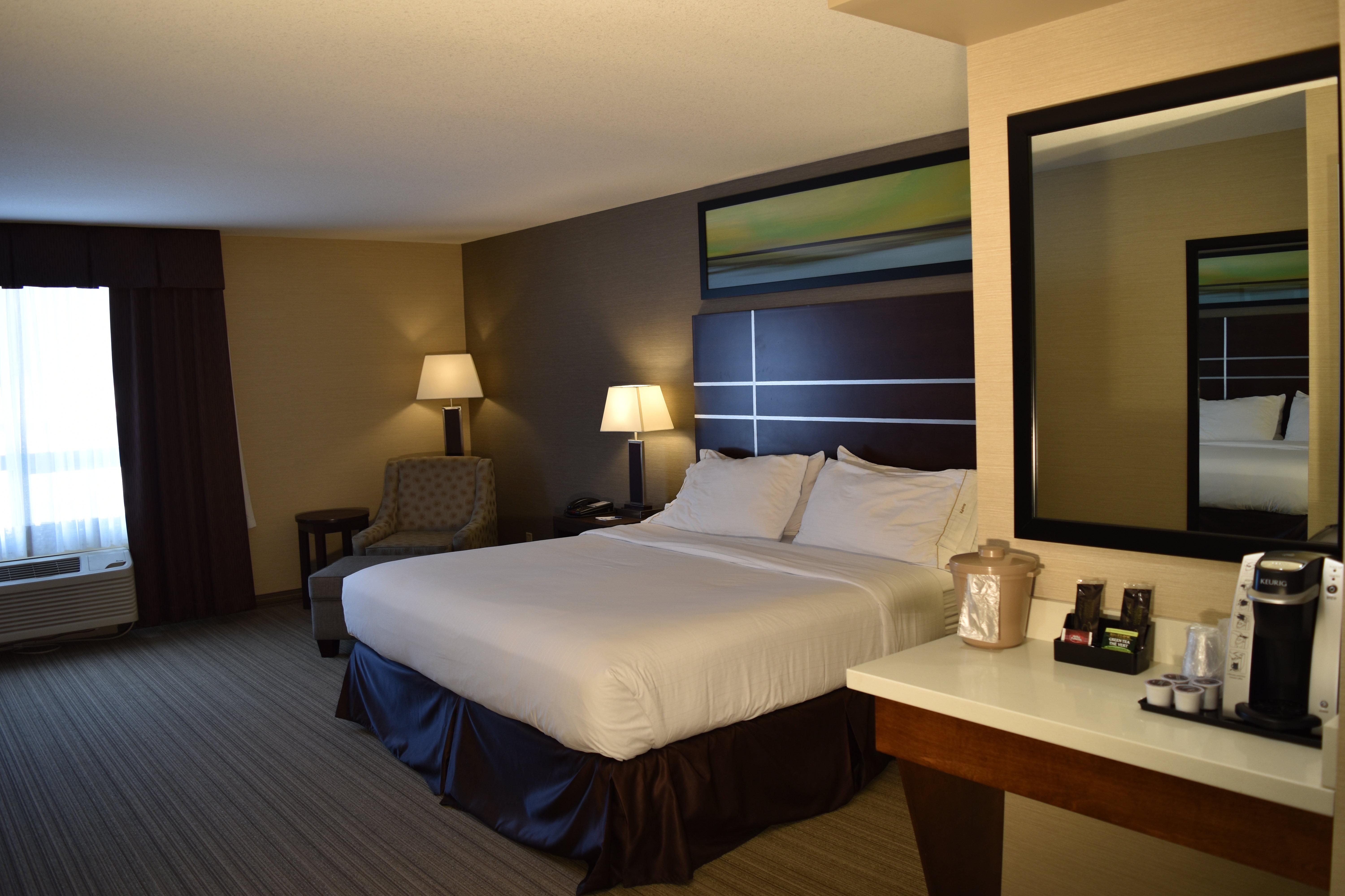 Holiday Inn Express Golden-Kicking Horse, An Ihg Hotel Bagian luar foto