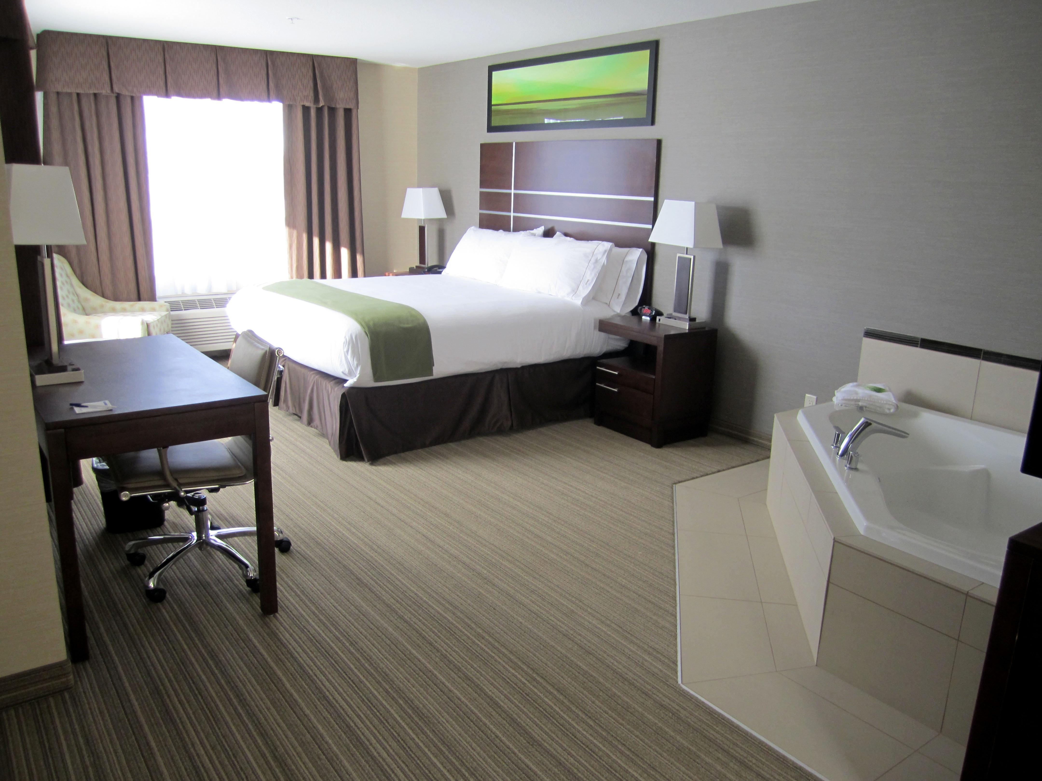 Holiday Inn Express Golden-Kicking Horse, An Ihg Hotel Bagian luar foto