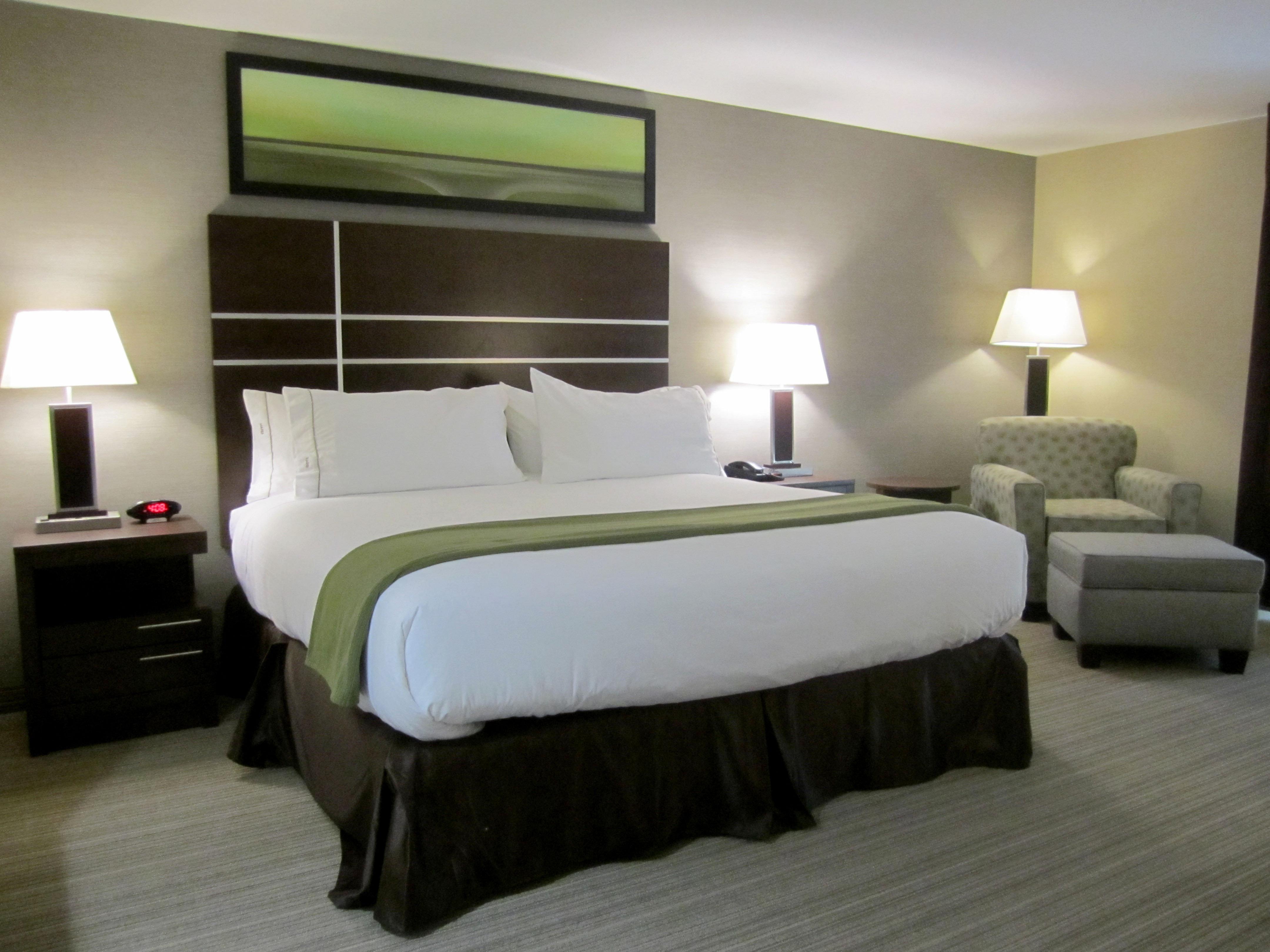 Holiday Inn Express Golden-Kicking Horse, An Ihg Hotel Bagian luar foto