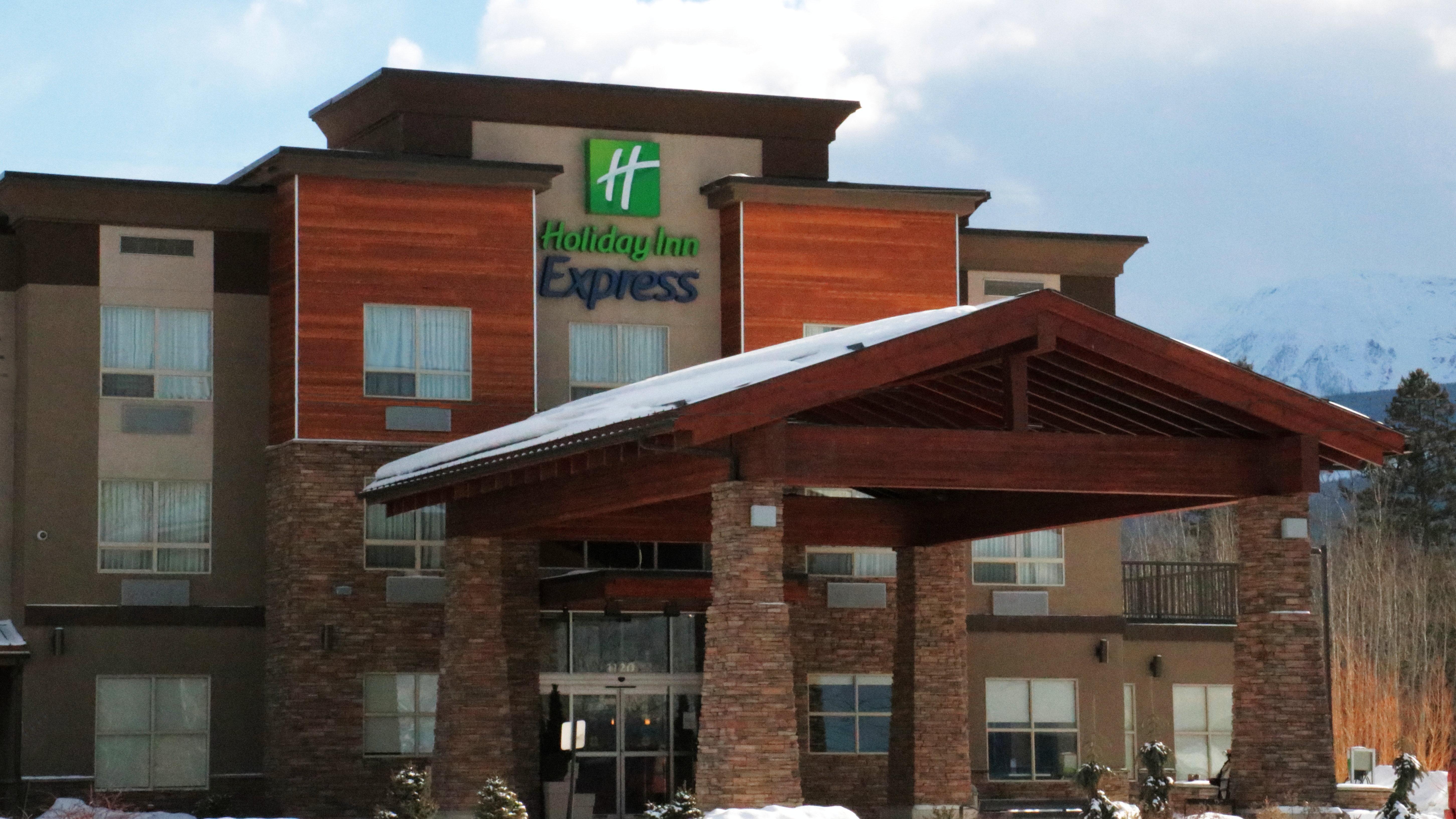 Holiday Inn Express Golden-Kicking Horse, An Ihg Hotel Bagian luar foto