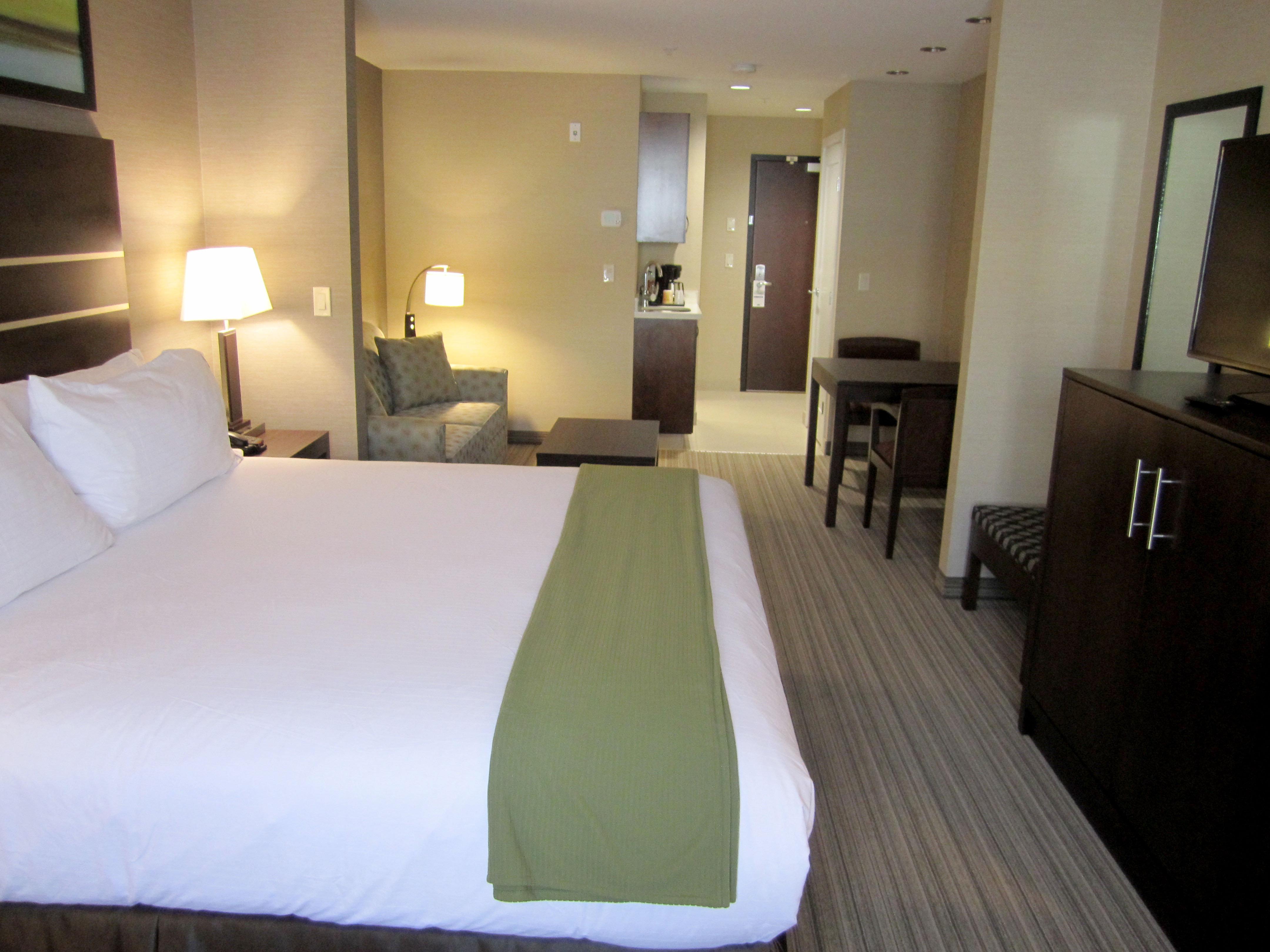 Holiday Inn Express Golden-Kicking Horse, An Ihg Hotel Bagian luar foto