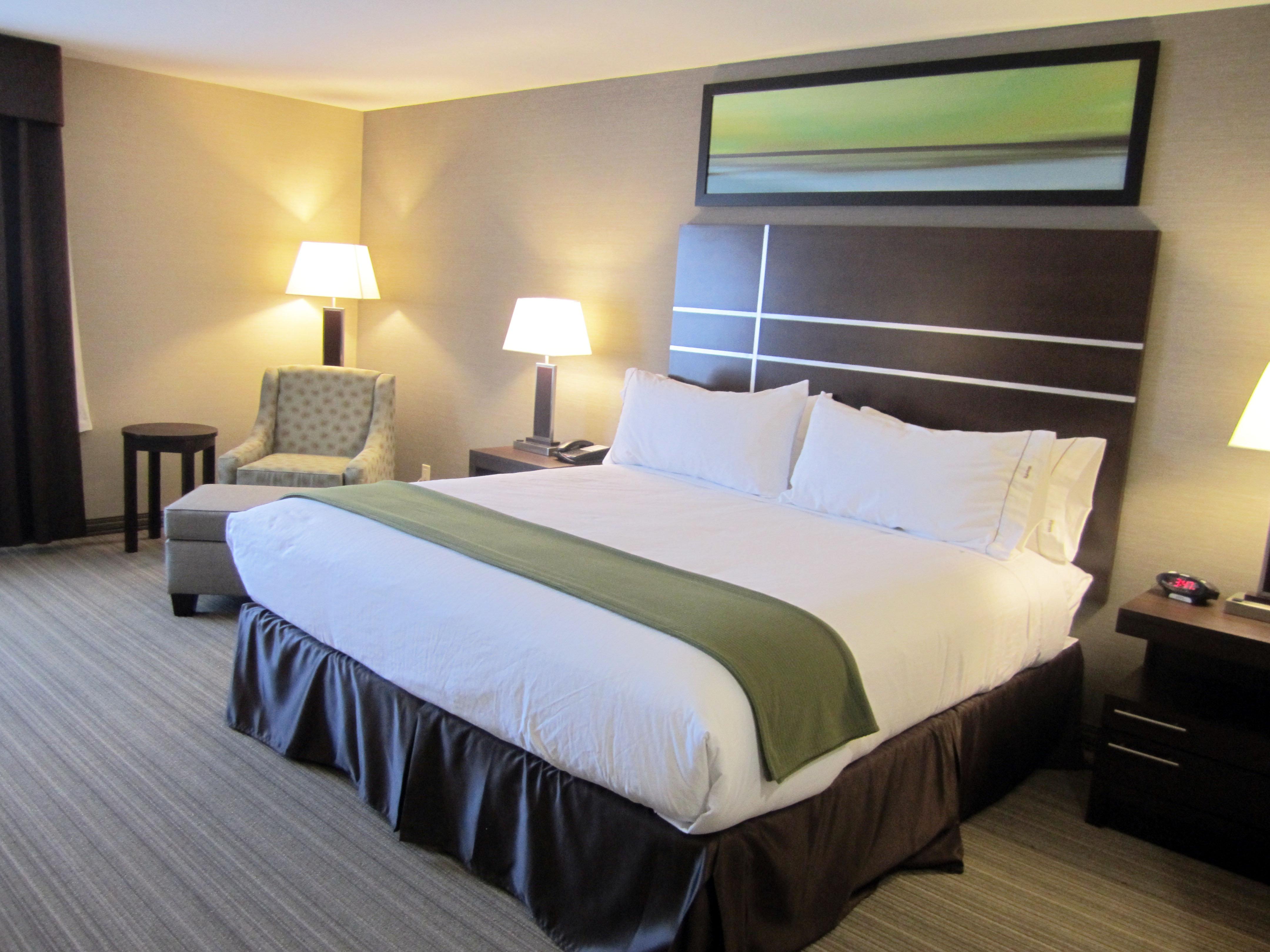 Holiday Inn Express Golden-Kicking Horse, An Ihg Hotel Bagian luar foto