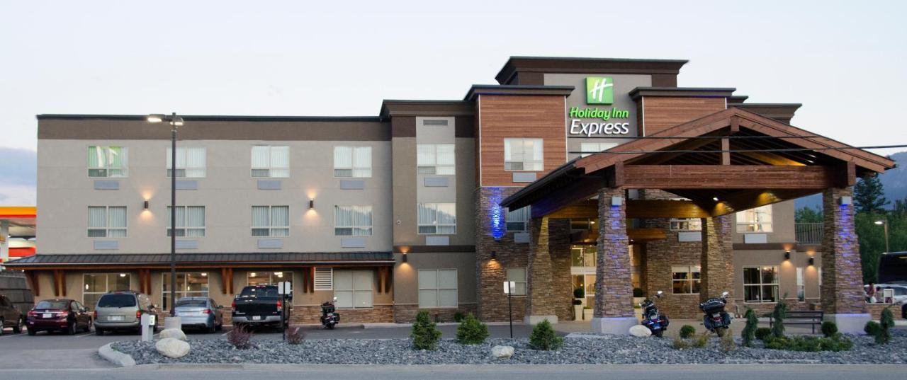 Holiday Inn Express Golden-Kicking Horse, An Ihg Hotel Bagian luar foto