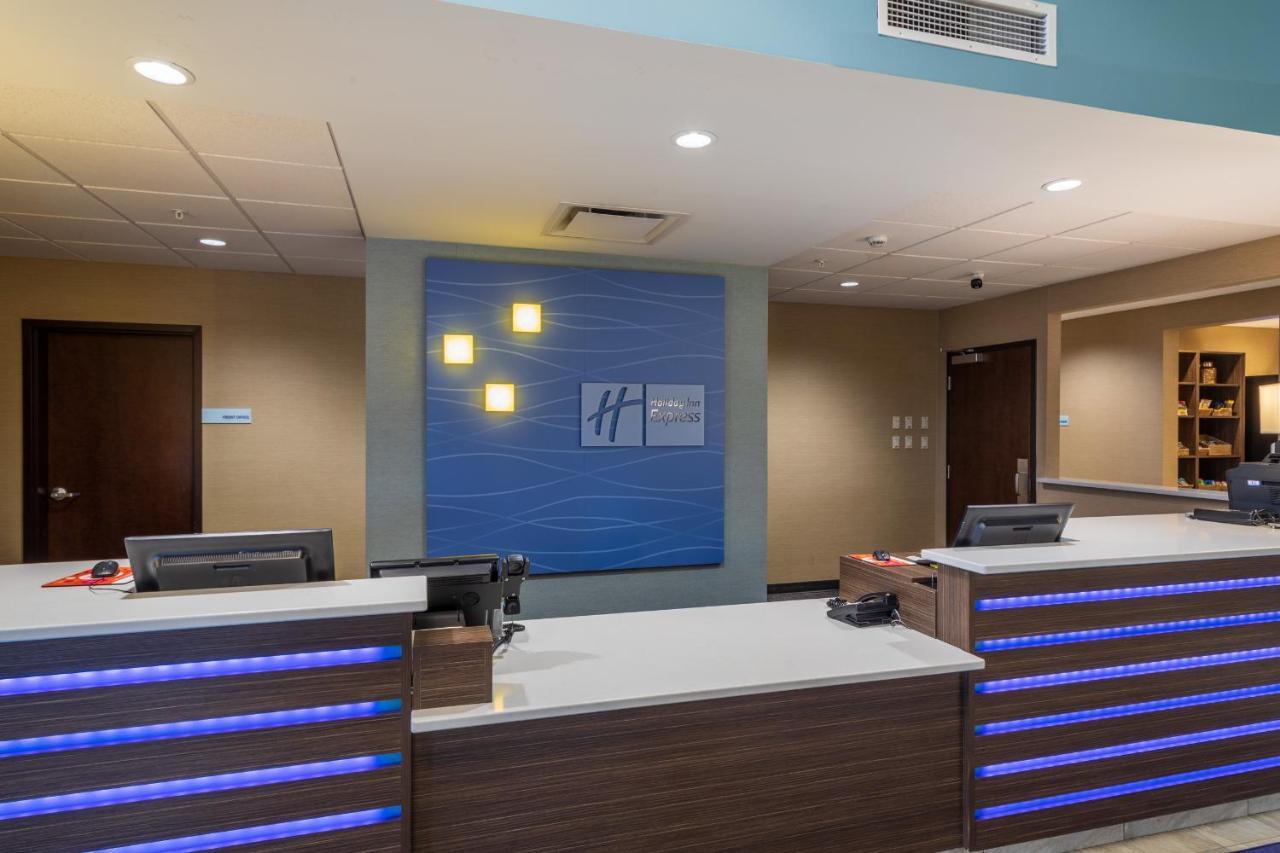 Holiday Inn Express Golden-Kicking Horse, An Ihg Hotel Bagian luar foto