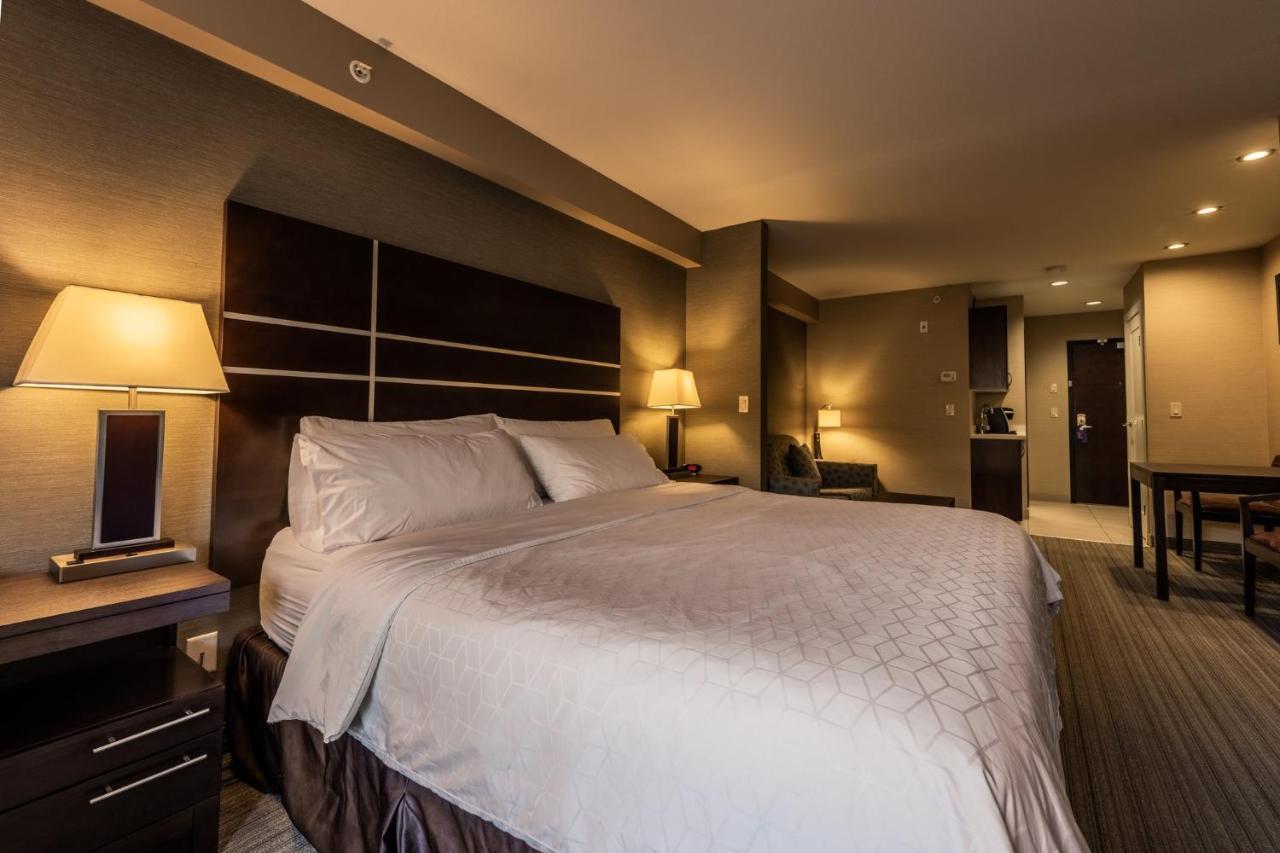 Holiday Inn Express Golden-Kicking Horse, An Ihg Hotel Bagian luar foto