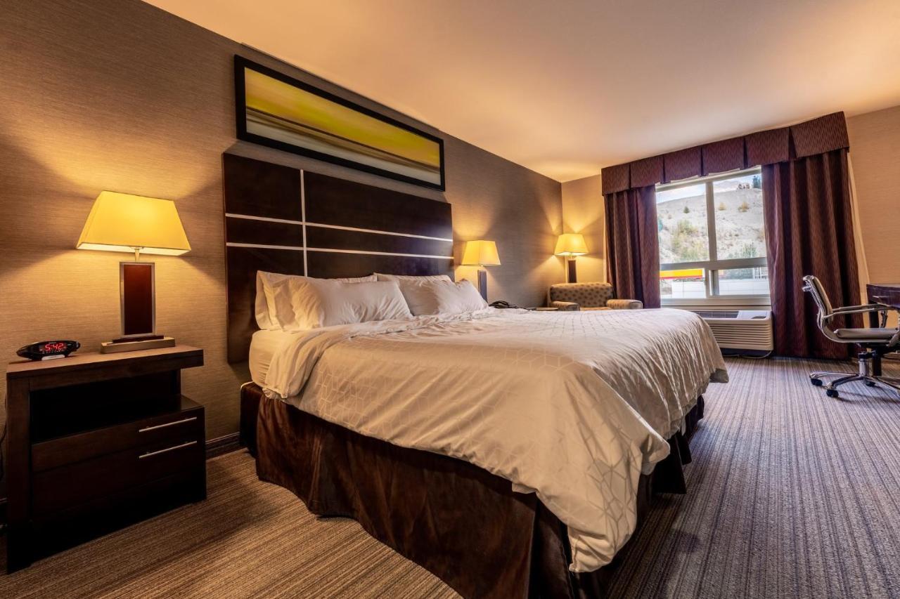 Holiday Inn Express Golden-Kicking Horse, An Ihg Hotel Bagian luar foto