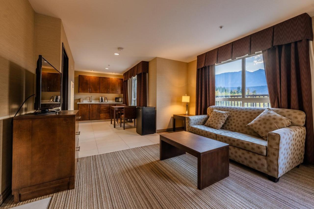 Holiday Inn Express Golden-Kicking Horse, An Ihg Hotel Bagian luar foto