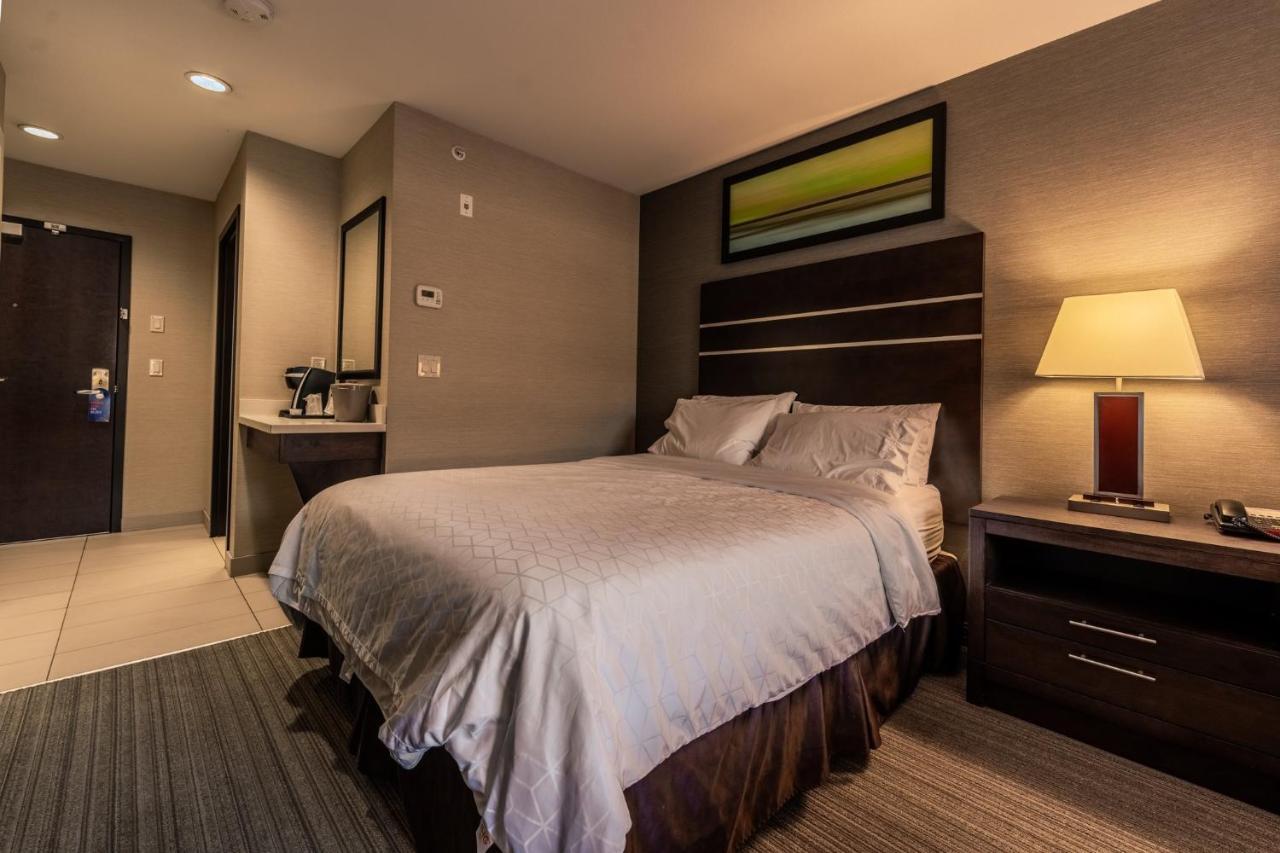 Holiday Inn Express Golden-Kicking Horse, An Ihg Hotel Bagian luar foto