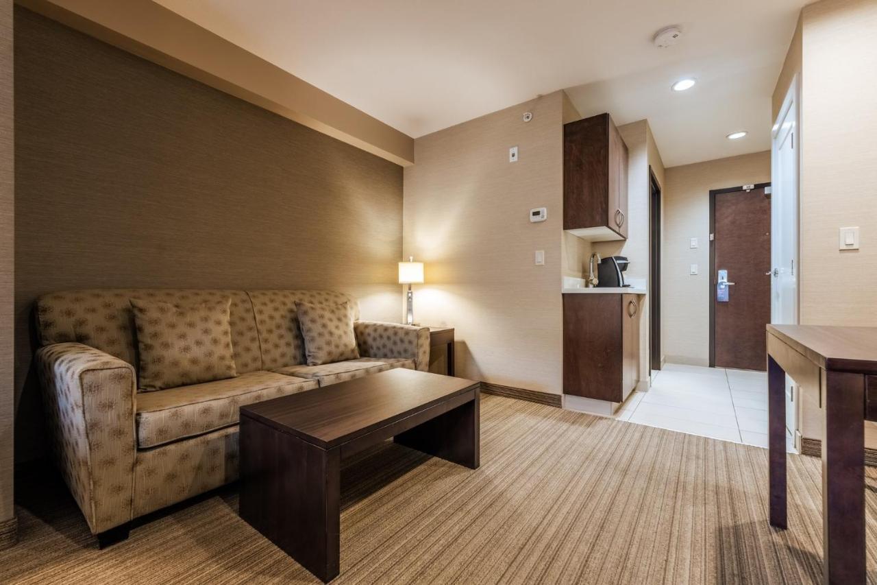 Holiday Inn Express Golden-Kicking Horse, An Ihg Hotel Bagian luar foto