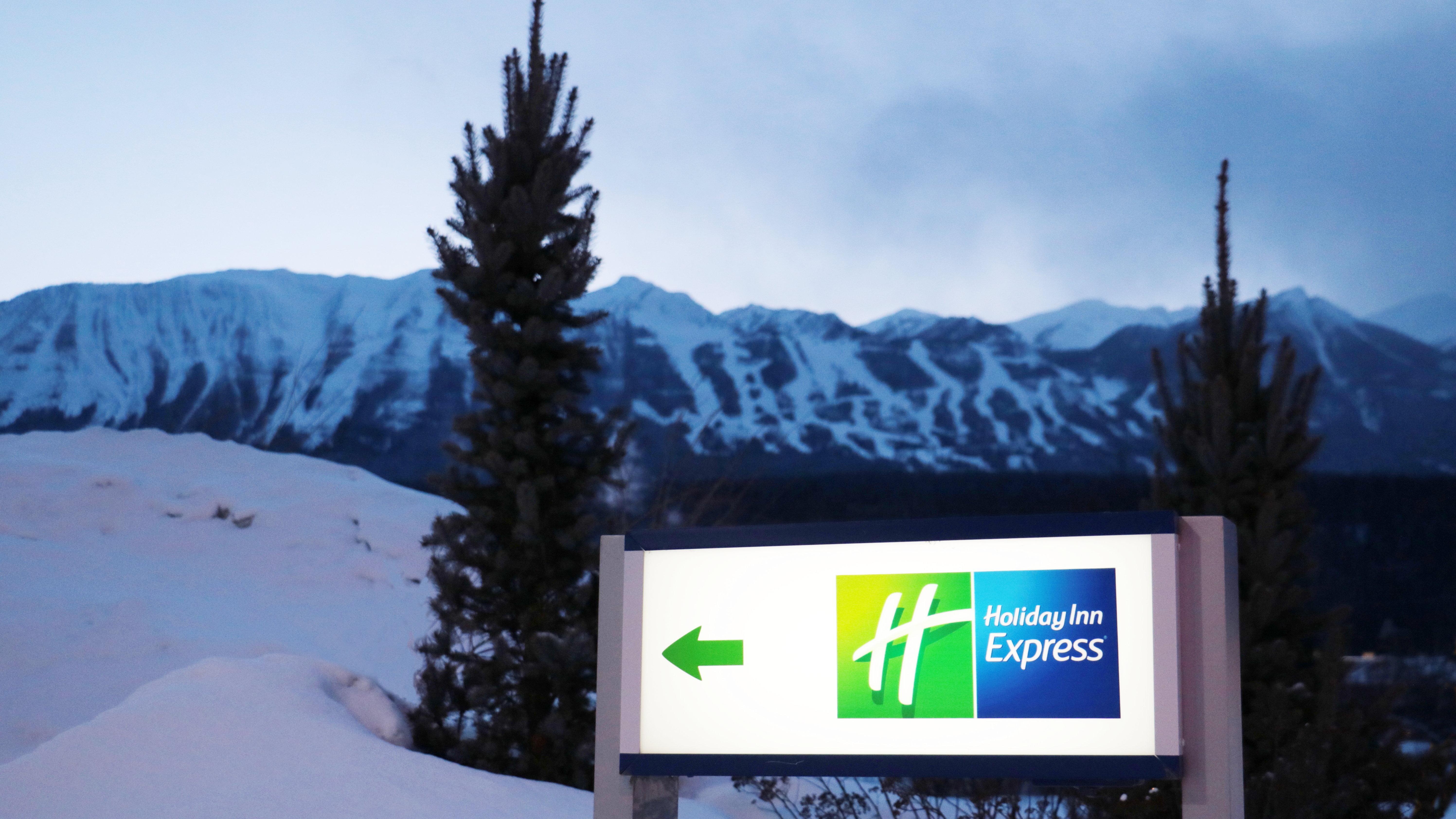 Holiday Inn Express Golden-Kicking Horse, An Ihg Hotel Bagian luar foto