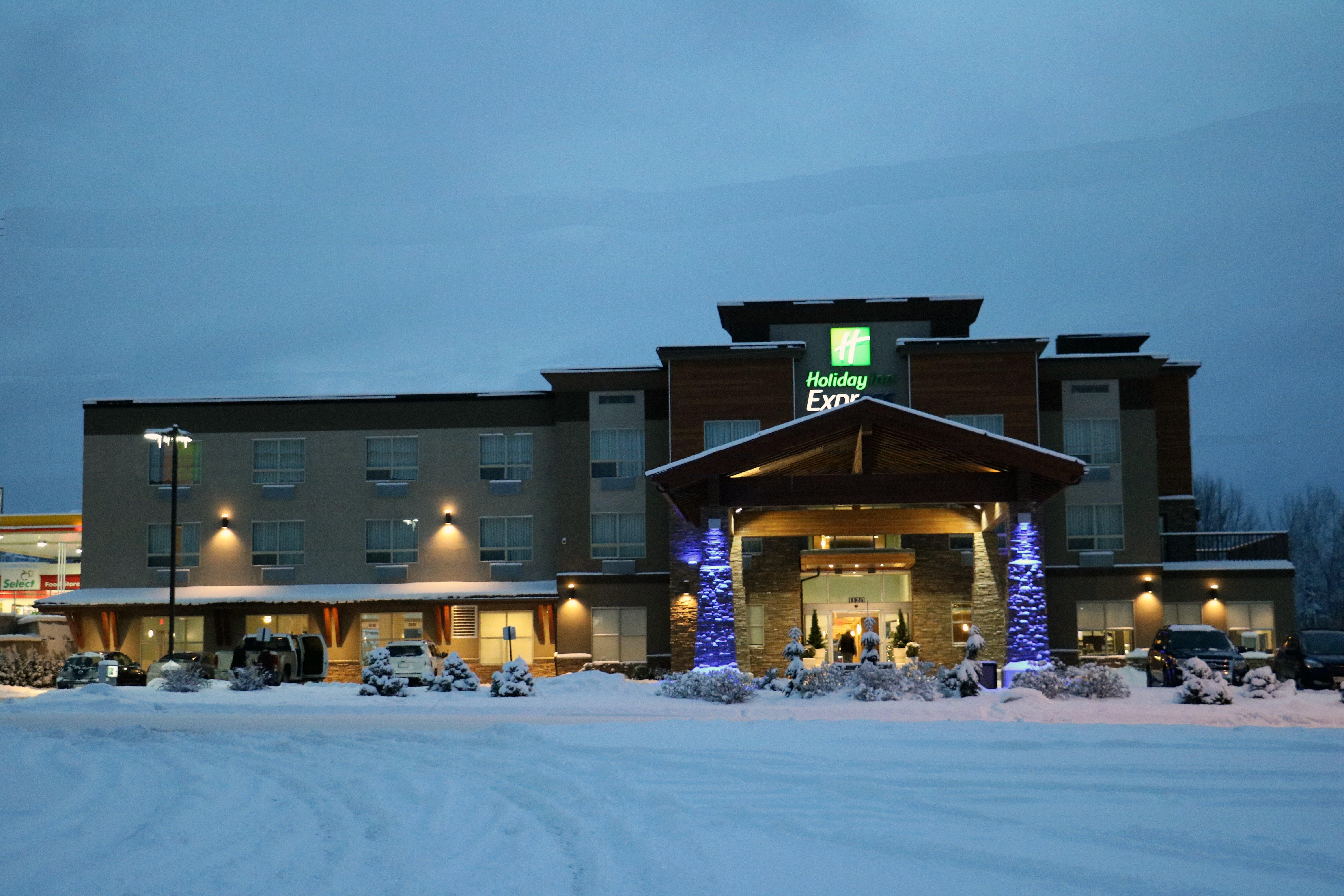 Holiday Inn Express Golden-Kicking Horse, An Ihg Hotel Bagian luar foto