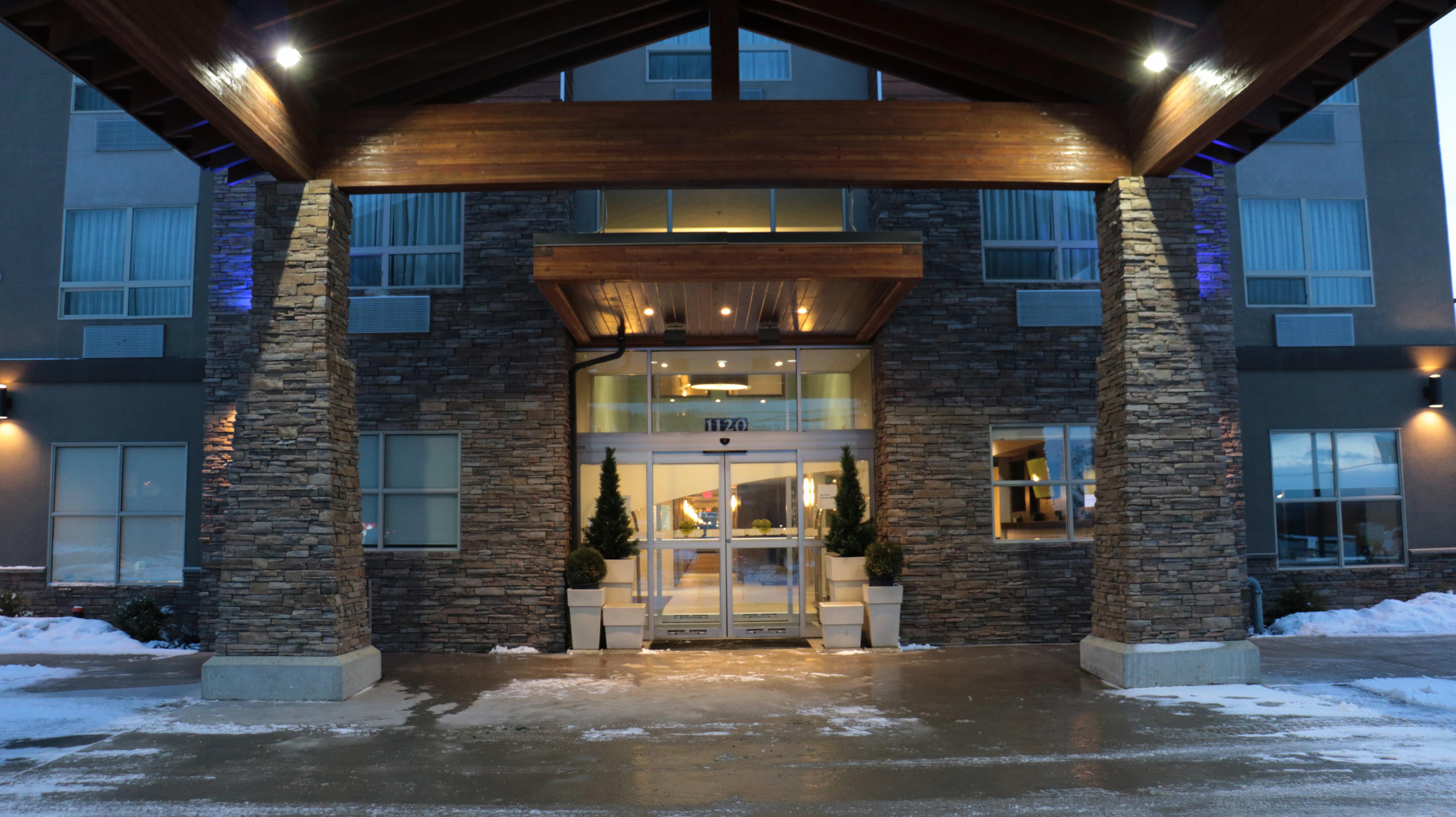 Holiday Inn Express Golden-Kicking Horse, An Ihg Hotel Bagian luar foto