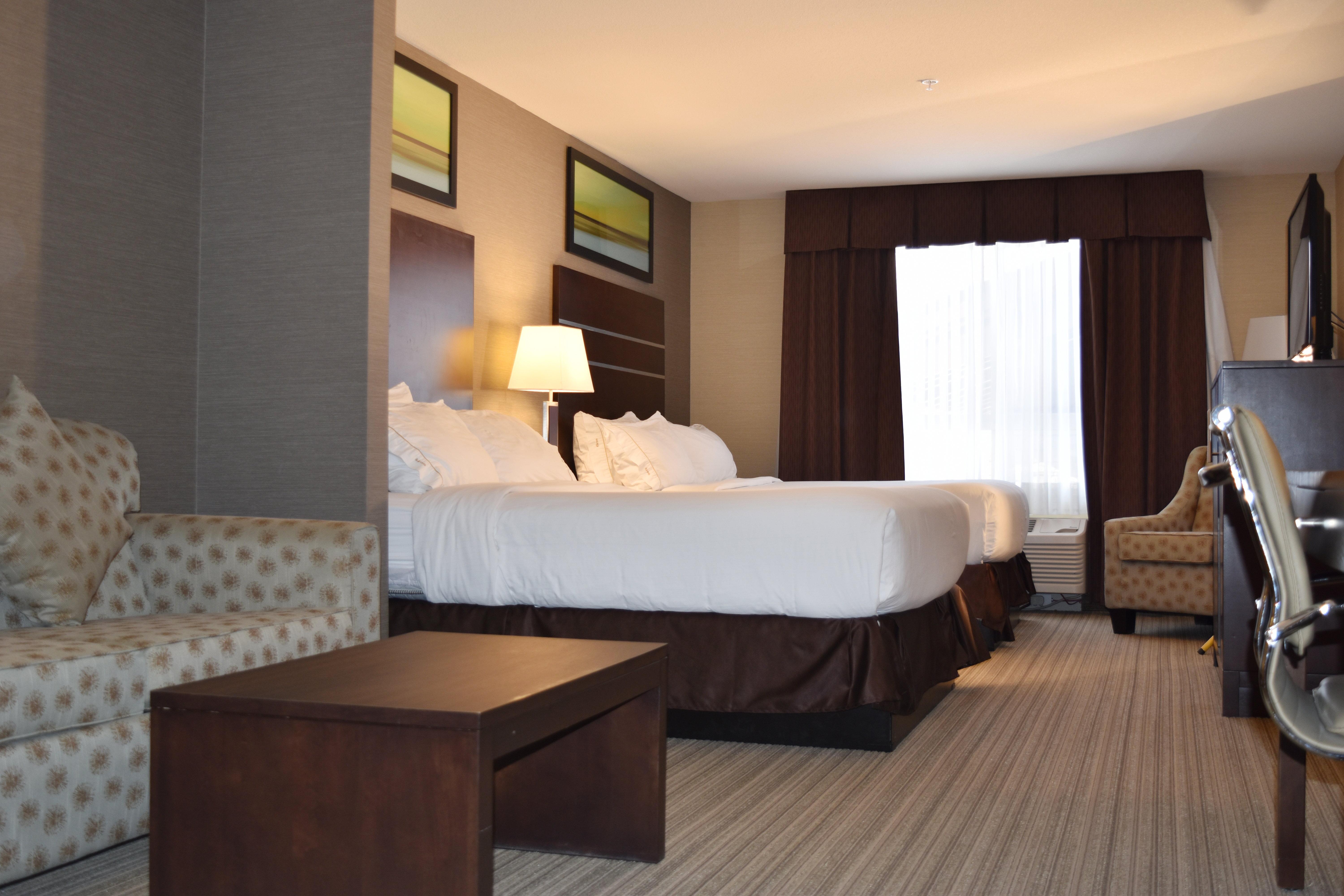 Holiday Inn Express Golden-Kicking Horse, An Ihg Hotel Bagian luar foto