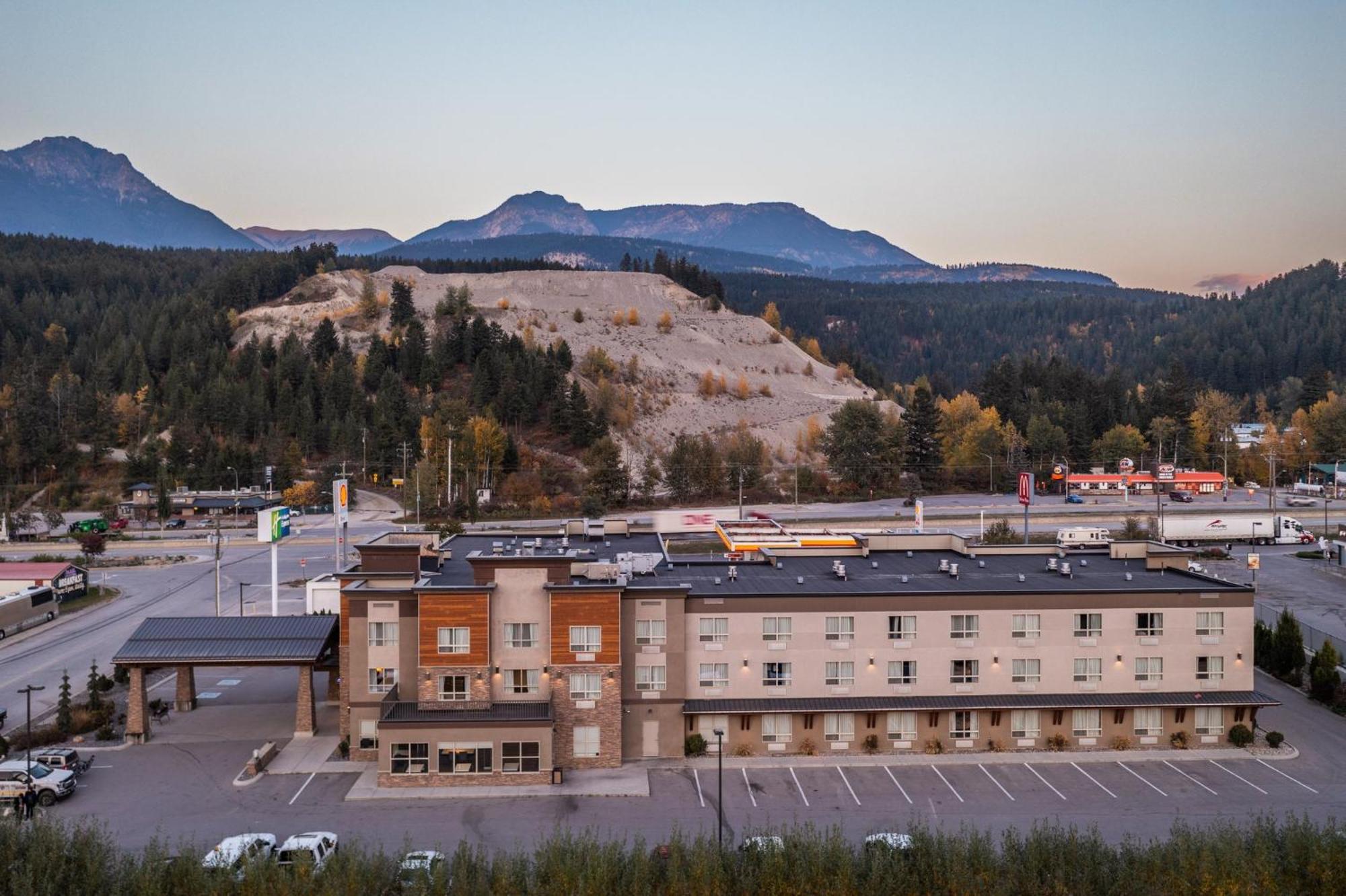 Holiday Inn Express Golden-Kicking Horse, An Ihg Hotel Bagian luar foto