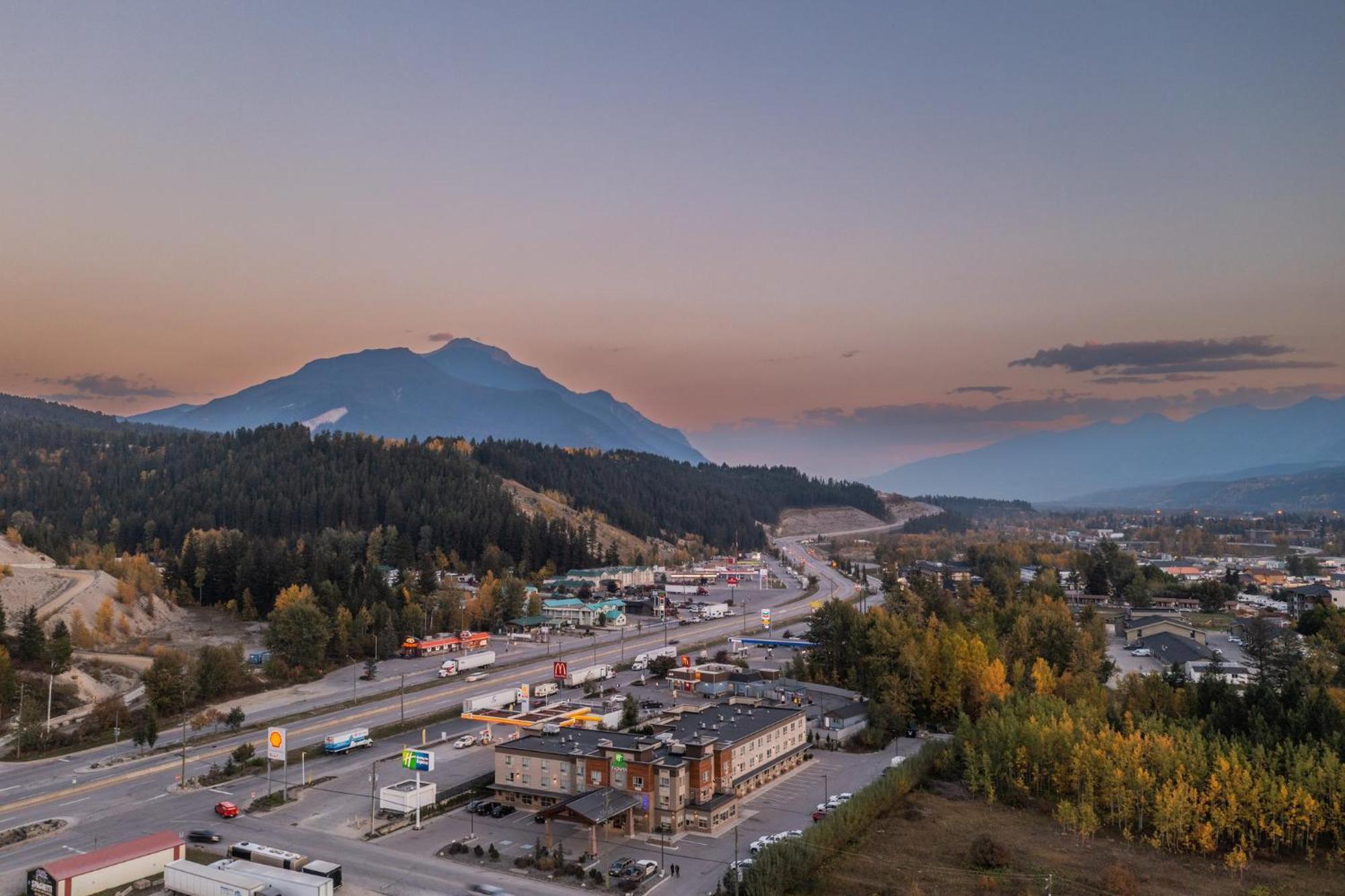 Holiday Inn Express Golden-Kicking Horse, An Ihg Hotel Bagian luar foto