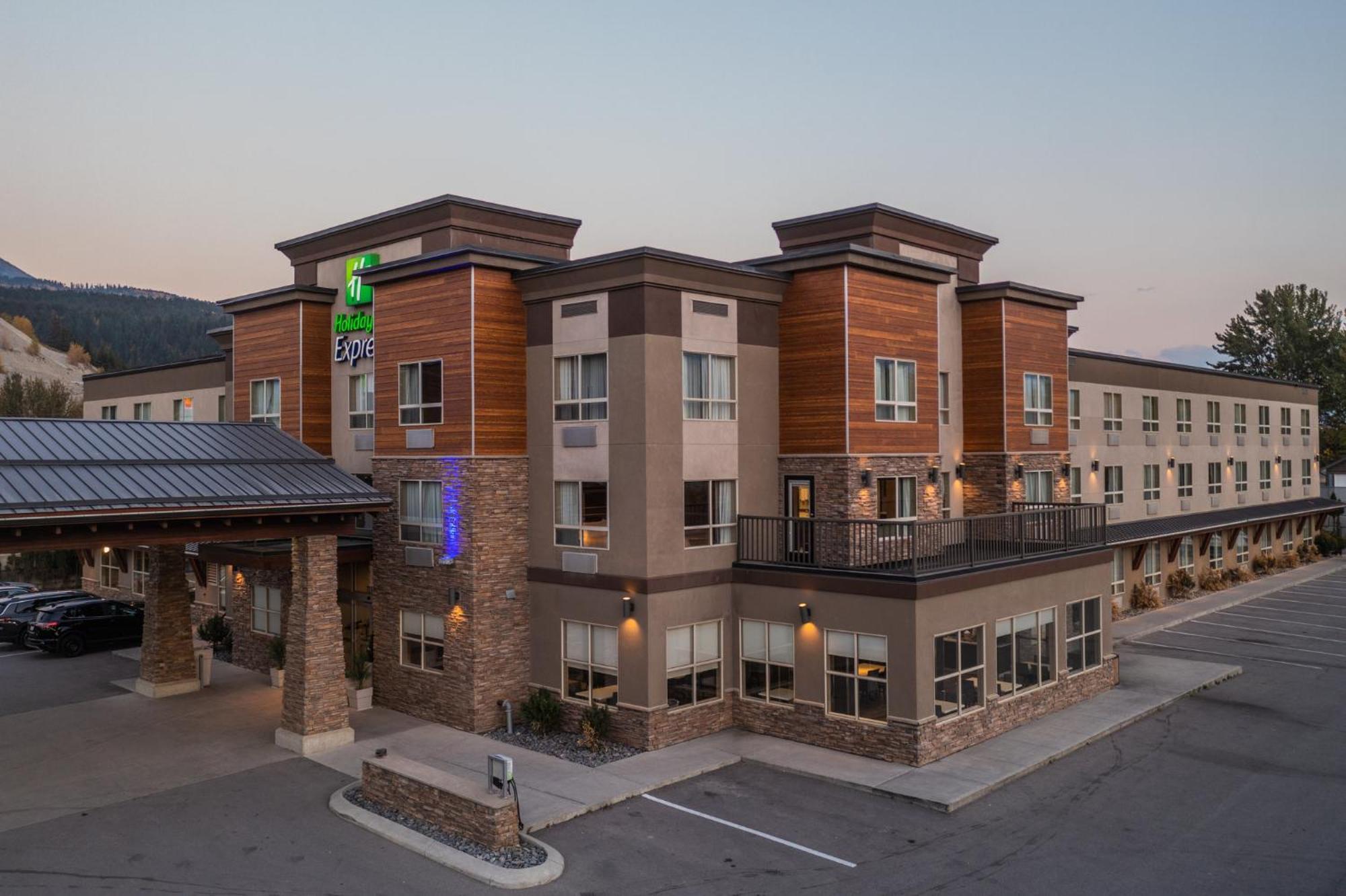 Holiday Inn Express Golden-Kicking Horse, An Ihg Hotel Bagian luar foto