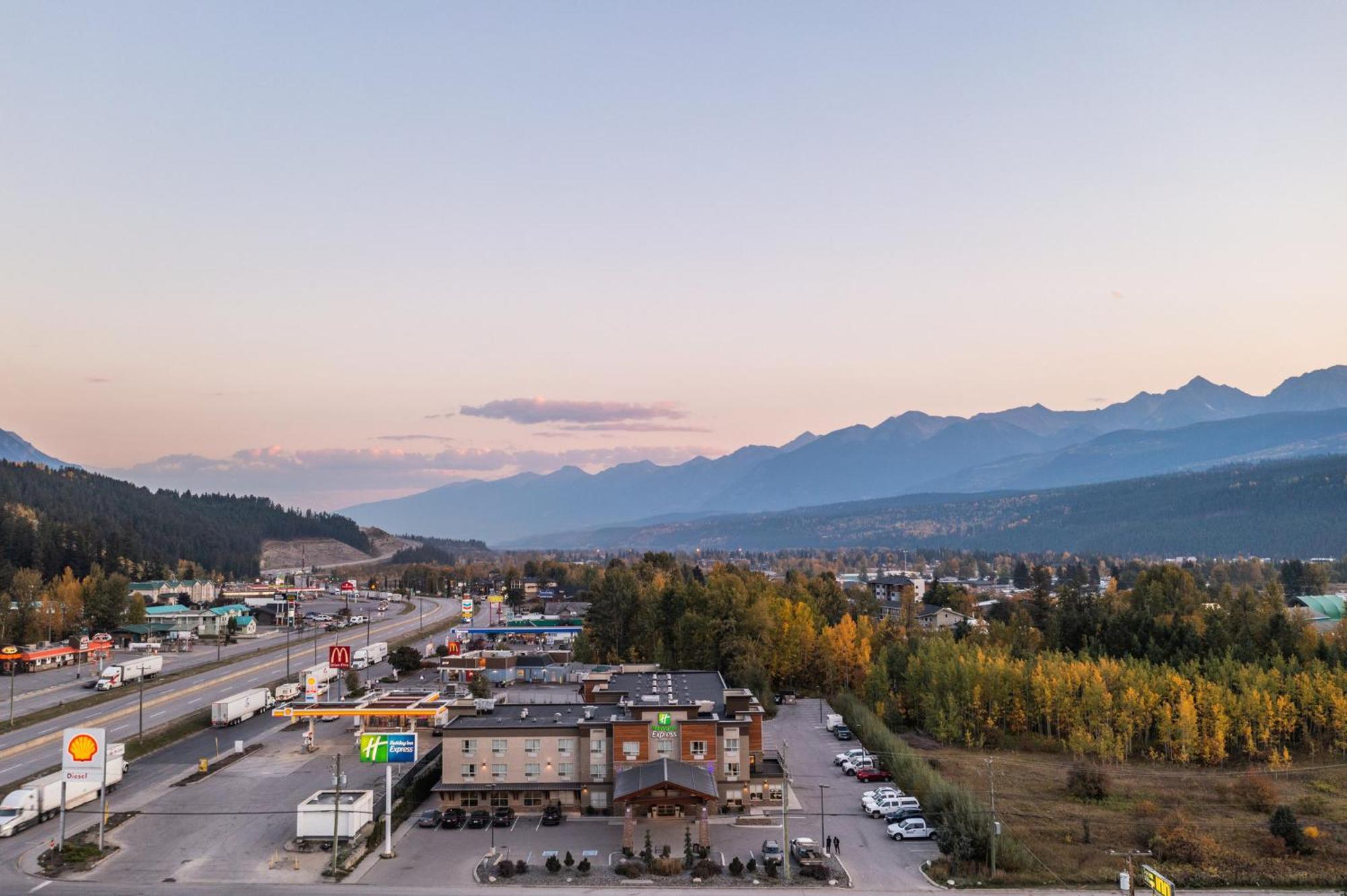 Holiday Inn Express Golden-Kicking Horse, An Ihg Hotel Bagian luar foto