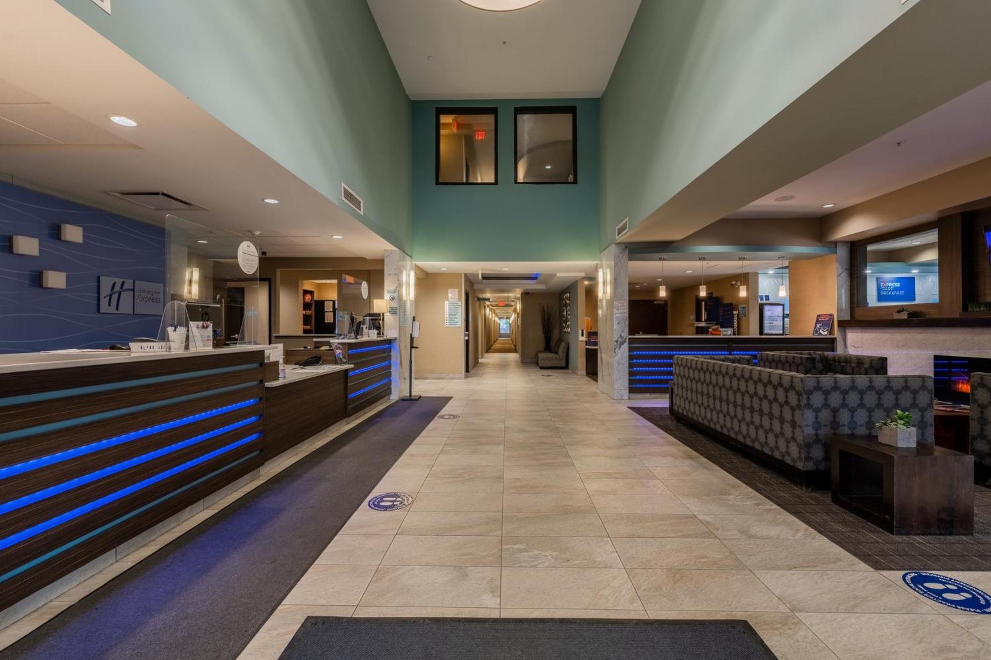 Holiday Inn Express Golden-Kicking Horse, An Ihg Hotel Bagian luar foto