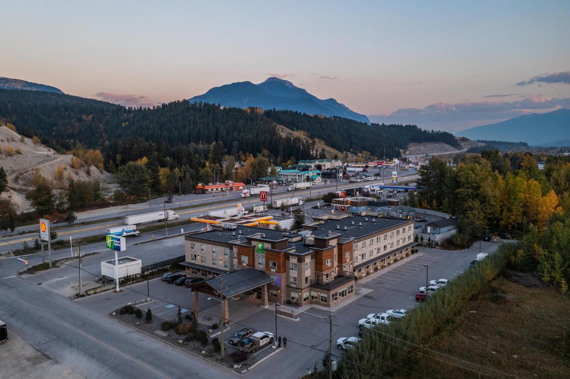 Holiday Inn Express Golden-Kicking Horse, An Ihg Hotel Bagian luar foto